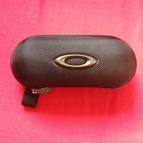 Oakley logo black hardshell - oakley,